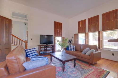 WFH Friendly Abode with Balcony in Columbus! in 哥倫布