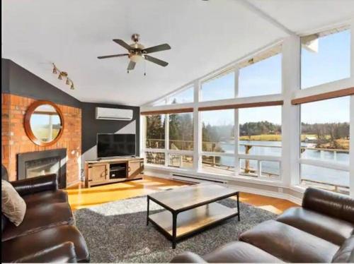 Waterfront, dream stay at Belle Vue Cottage in Seguin (ON)