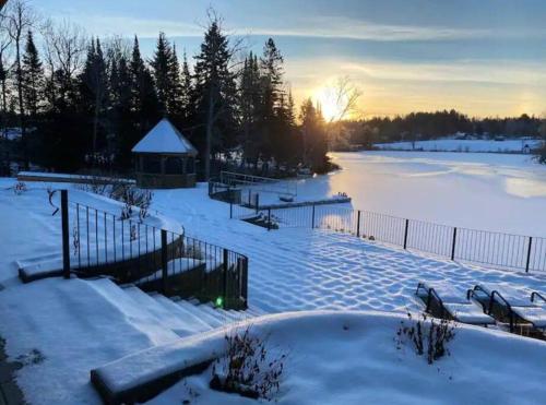 Waterfront, dream stay at Belle Vue Cottage in Seguin (ON)