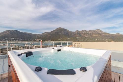 Sea View Penthouse with Jacuzzi