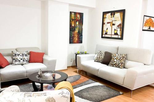 Beautiful 2BR apt, pool, gym, Soumaya, and Carso in Mexico City, Mexico