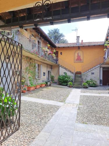  Gabbinoholidayhome Appartamento in suggestiva corte in Como