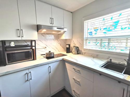 ห้องครัว, Cozy and quiet house with swimming pool near สวนสัตว์โตรอนโต