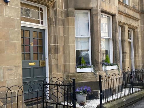 Picture of Lovely Main Door 2 Bed Apartment