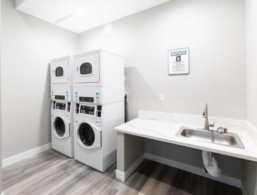 Professionals-Restaurants-FastWiFi-A C-Desk- Pets