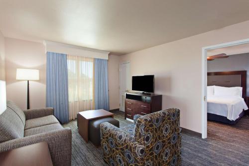 2 queen beds, 1 sofa bed