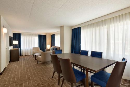 Embassy Suites Boston at Logan Airport - image 5