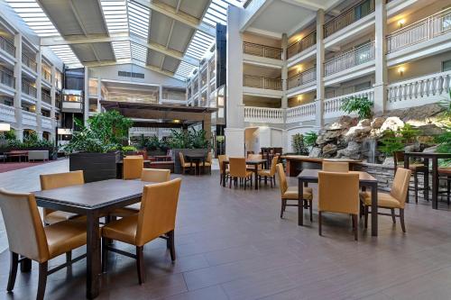 Empfangshalle, Embassy Suites by Hilton Colorado Springs near Pro Rodeo Ruhmeshalle
