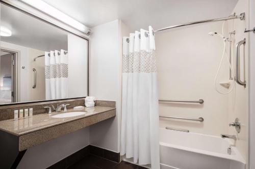 Hampton Inn Loveland - image 2