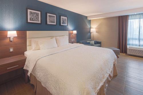 King Room with Sofa Bed and Study - Non-Smoking image 3