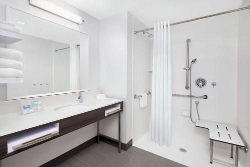 Hampton Inn by Hilton Sikeston - 화장실
