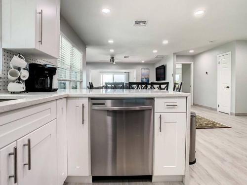 Magical Sunset waterfront view, renovated 3bd 2bth in 印度岩石海灘