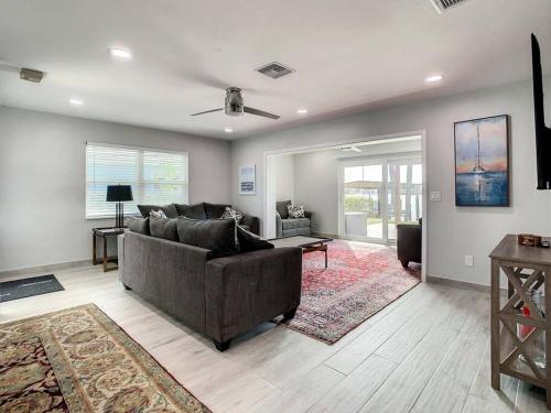 Magical Sunset waterfront view, renovated 3bd 2bth in 印度岩石海灘