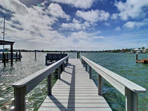 Magical Sunset waterfront view, renovated 3bd 2bth