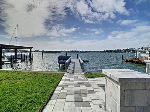 Magical Sunset waterfront view, renovated 3bd 2bth