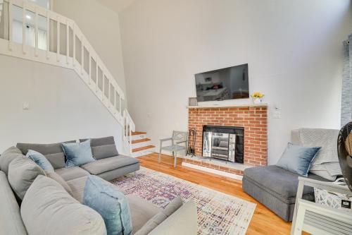 Charming Poconos House with Deck Community Perks! in Tobyhanna, USA