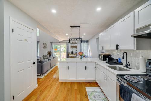 Charming Poconos House with Deck Community Perks! in Tobyhanna, USA