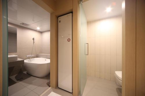 room detail thumbnail 2