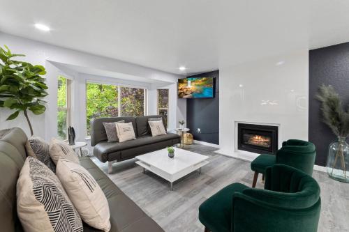 NEW Fully Remodeled, Updated 8 beds, 3 baths High End Modern Home Private WaterFront