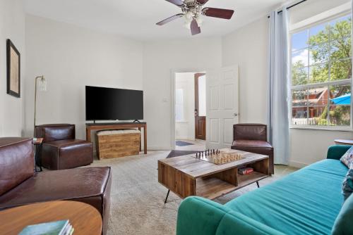 Bachelorette/Bachelor Getaway! 6BR House w/ Pool in Austin, USA