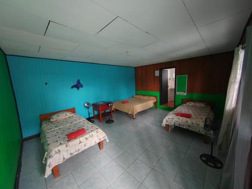1 double bed, 2 twin beds