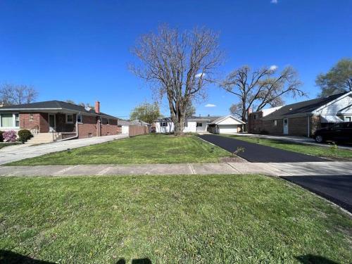 Ranch w/Huge Front Yard! - Accommodation - Calumet City