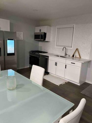 Modern 3Bed 2Bath Ranch with DIY Art Porch 3TVs and Huge Front Yard to Enjoy! in Calumet City, USA