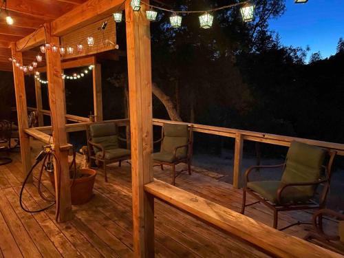 Balkons/terase, Newly Renovated Retreat on 6 Acres, Discover Murphys Lodge with Scenic Views! in Mērfijsa (CA)