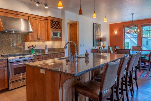 Upscale 3 Bedroom Timbers Condo Walk to town - image 2