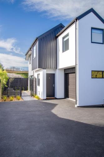 Exterior view, Sunsoaked & Stylish 3 Bed, 1.5 Bath Home w Garage in Mairehau