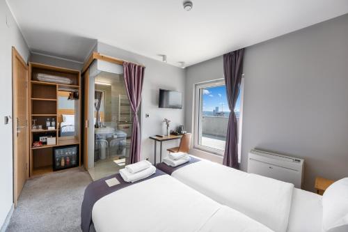 Deluxe Double or Twin Room with City View