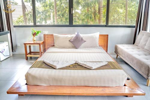 Deluxe Double Room with Balcony image 5