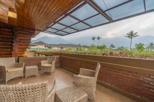 Балкон/тераса, Villa Rancabango Hotel & Resort in Tarogong Kaler
