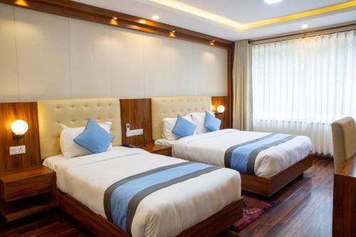 1 double bed, 1 twin bed