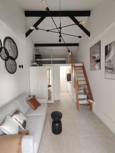 Studio jardin Piscine climatisatisation acces plage near Boulouris Sur Mer Train Station (Saint-Raphaël)