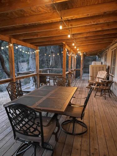 Iekārtas, Newly Renovated Retreat on 6 Acres, Discover Murphys Lodge with Scenic Views! in Mērfijsa (CA)