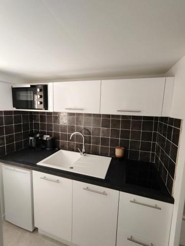 Kitchen, Studio jardin Piscine climatisatisation acces plage near Boulouris Sur Mer Train Station (Saint-Raphaël)