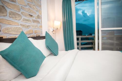 Double Room with Lake View image 3
