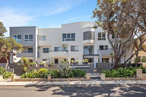 Beautiful, Modern Apartment Seconds From Beach - Cottesloe