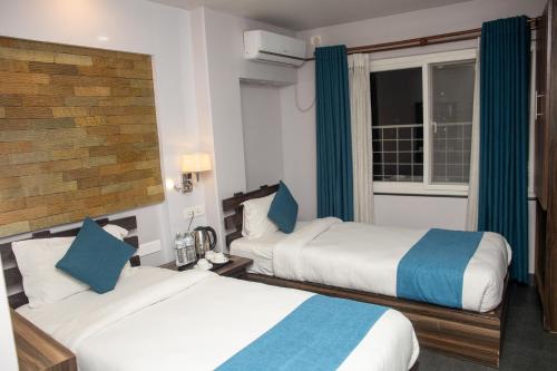 Standard Twin Room image 6