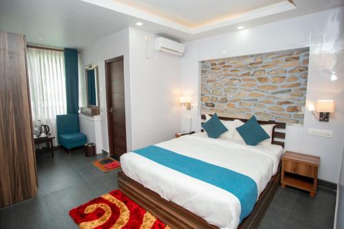 Deluxe Double Room with Bath image 3