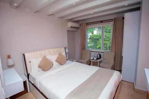 Deluxe Queen Room image 5