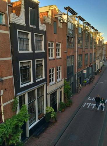 Jordaan Suite bed and bubbles