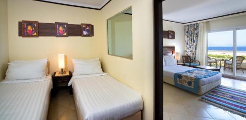 1 double bed, 2 twin beds