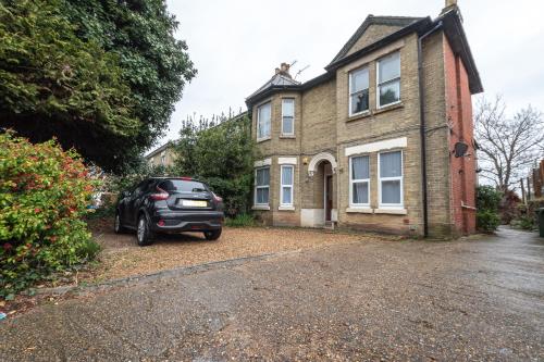 Newly Renovated 2 Bed Ground Floor Flat