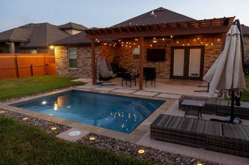 Cozy home with POOL and free WIFI