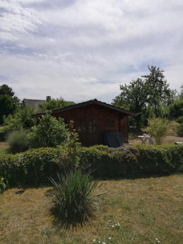 petit chalet dans verger et village Historique