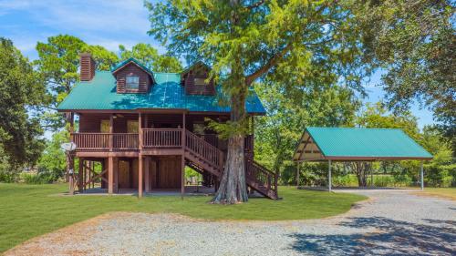 B&B New Iberia - Experience Louisiana, Cabin on Bayou Petite Anse - Bed and Breakfast New Iberia