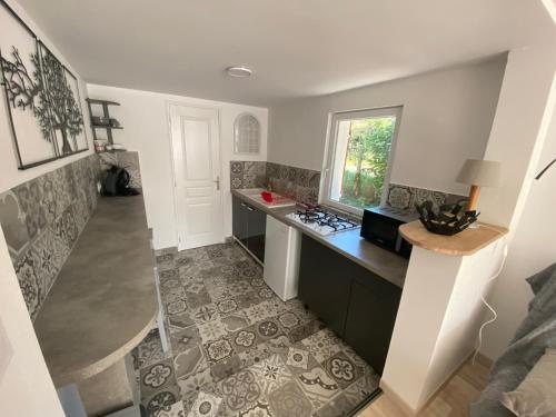 廚房, Les Papillons Studio La Foulnerie avec cour autonome 61270 Rai proche 61300 l'Aigle -Sanateflo- in 萊格勒