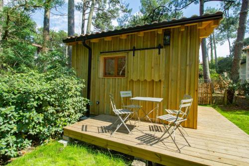 Cabane forêt proche plage